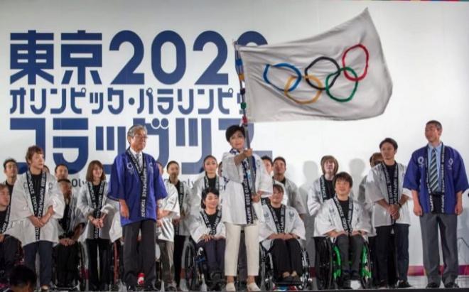 Yuriko Koike, la gobernadora de Tokio, ondeando la bandera olímpica