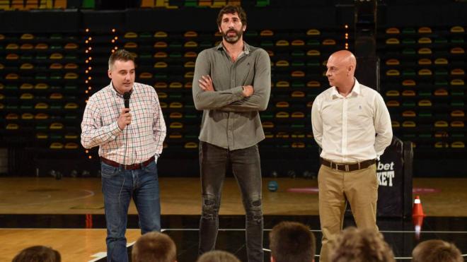El staff de Bilbao Basket en LEB Oro: Rafa Pueyo, Álex Mumbrú y Jorge Elorduy (Foto: EFE)