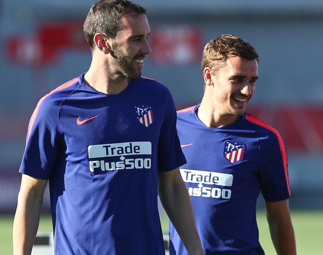 Godín y Griezmann sonríen durante una sesión de entrenamiento del Atlético en Majadahonda (Foto: ATM).