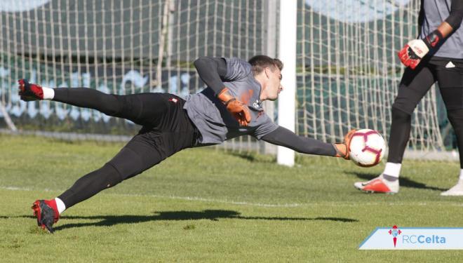 Iván Villar, durante un entrenamiento con el Celta en A Madroa (Foto: RCCV).
