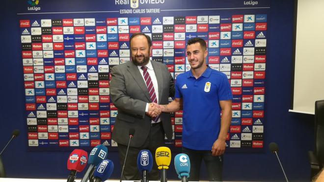 Joselu con Menéndez Vallina en su presentación.