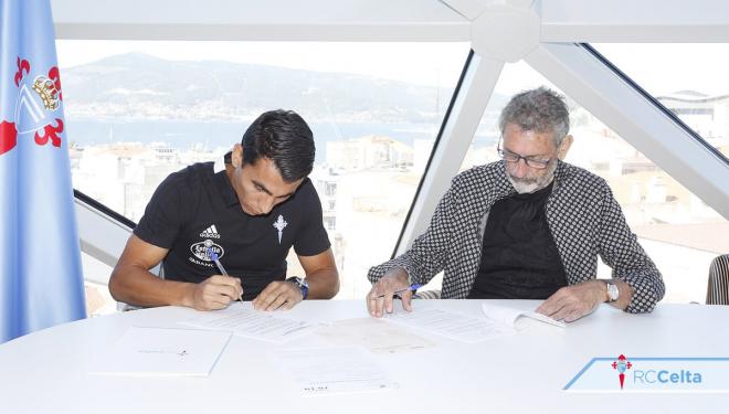 Júnior Alonso firma, junto a Carlos Mouriño, su contrato con el Celta (Foto: RCCV).