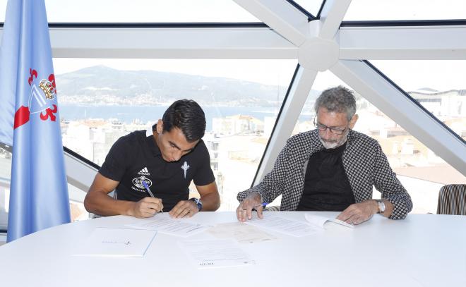 Júnior Alonso firmando su contrato con el Celta (Foto: RCCV).