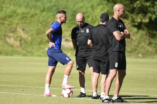 Aarón habla con el cuerpo técnico (Foto: Laura Caraduje).