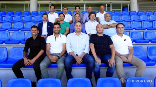 Carmelo del Pozo, director deportivo del Dépor, posa junto a todo el equipo que tendrá a su cargo (Foto: RCD).