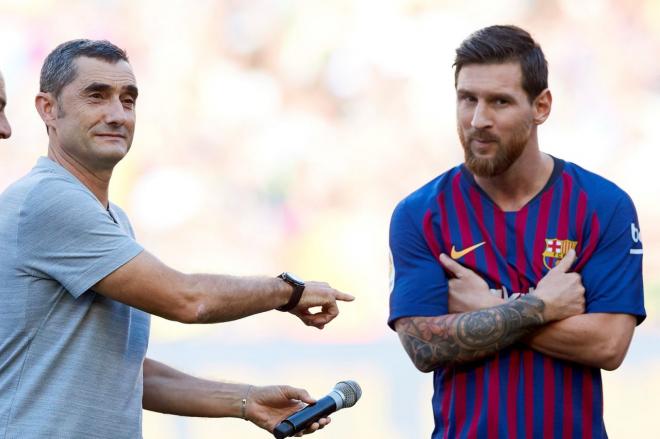 Ernesto Valverde le cede la palabra a Leo Messi sobre el césped del Camp Nou.