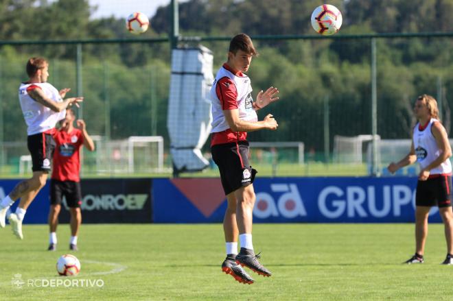 El delantero juvenil portugués Gonçalo Oliveira se entrena con la primera plantilla del Deportivo (Foto: RCD).