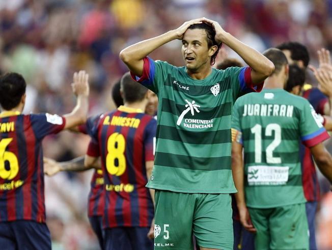 Héctor Rodas se echa las manos a la cabeza en el 7-0 ante el Barcelona (EFE).