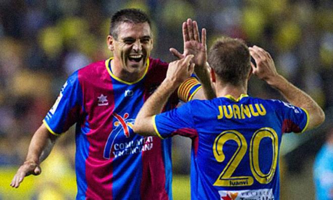 Juanlu celebra un gol contra el Villarreal que pone líder al Levante junto a Ballesteros (Foto: Levante UD).