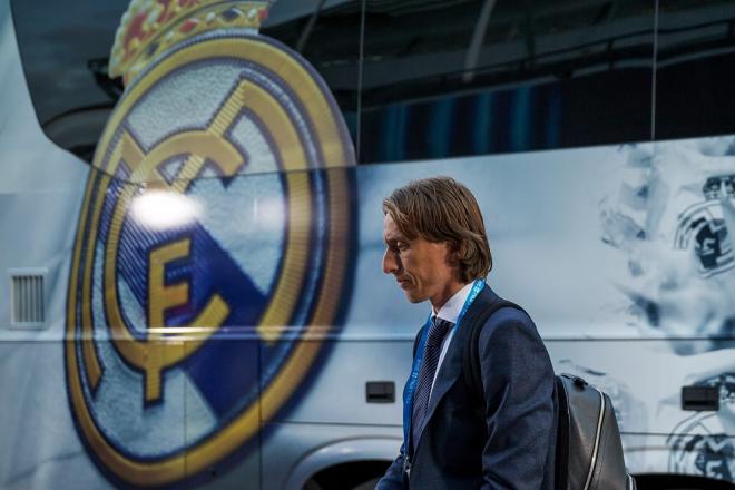 Modric baja del autobús del Real Madrid en Tallín. (Foto: UEFA).