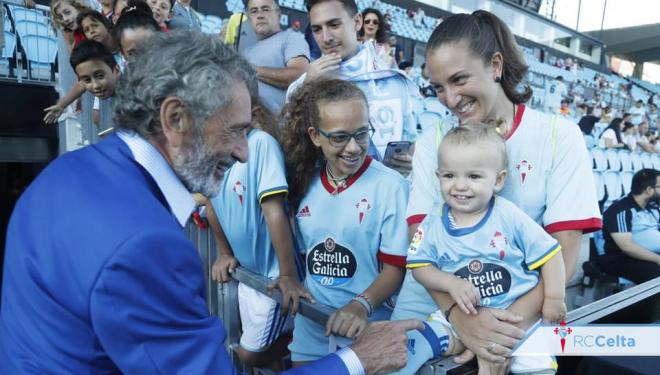 Carlos Mouriño firma autógrafos a la afición del Celta en el Memorial Quinocho (Foto: RCCV).