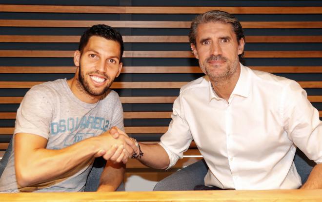 Pacheco y Caminero estrechan el acuerdo (Foto: Málaga CF).