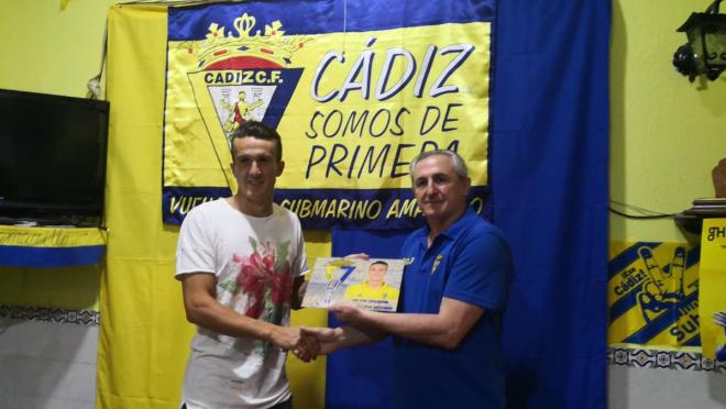 Salvi recoge el premio al mejor jugador de la 17/18 de la Peña Cadista Theo Vargas (Foto: CCF).