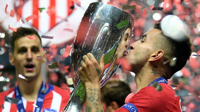 Correa besa la Supercopa de Europa.