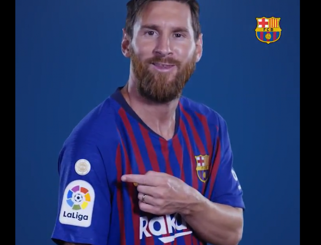 Leo Messi posa con la nueva camiseta del FC Barcelona y el nuevo parche de campeón de LaLiga.