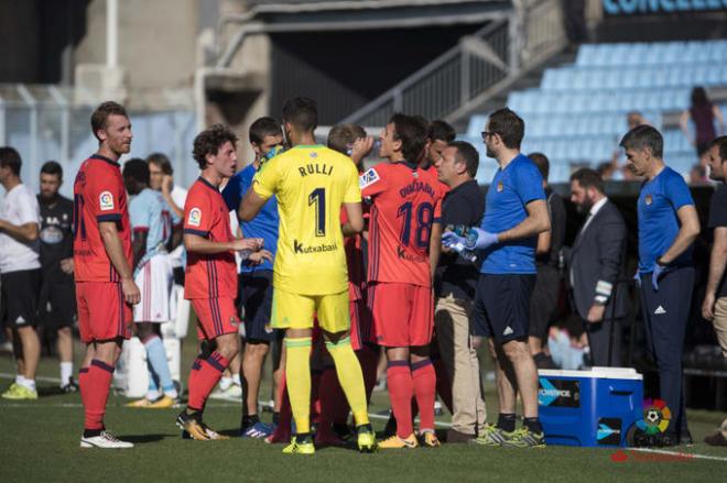 Los jugadores de la Real descansan para beber agua durante un partido el pasado curso (Foto: LaLiga).