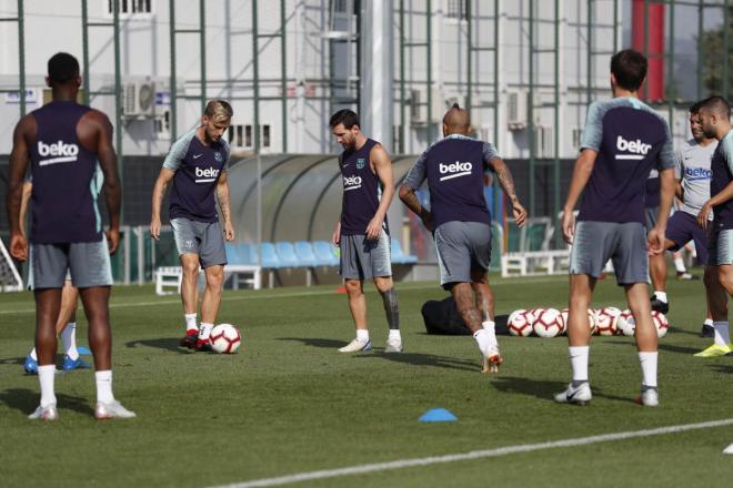 Los jugadores del Barcelona, durante el entrenamiento de este jueves.