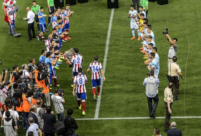 El Celta hizo pasillo al Atlético tras ganar la Supercopa de España en 2014.