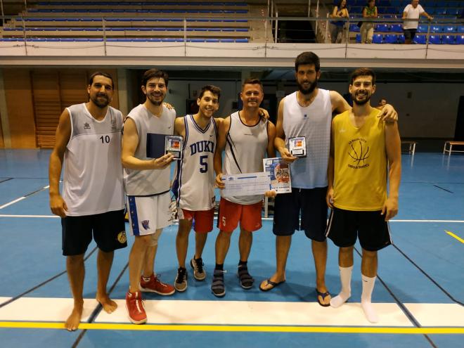 Ganadores del torneo de baloncesto en Punta Umbría.