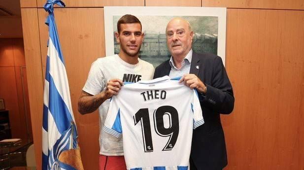 Theo Hernández posando con el 19 en su camiseta. (Foto: Real Sociedad)