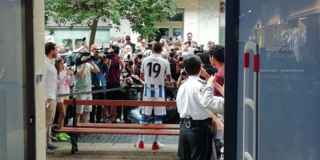 Theo Hernández posa con la elástica de la Real Sociedad ante su nueva afición.