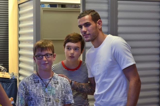 Theo Hernández, con aficionados (Foto: Giovanni Batista)