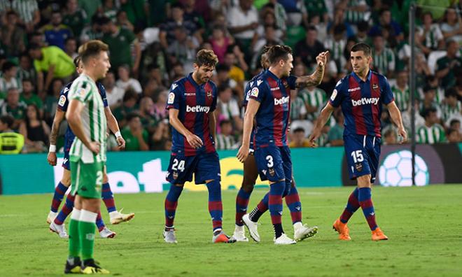 Los jugadores del Levante celebran el último tanto del encuentro. (Foto: Kiko Hurtado)