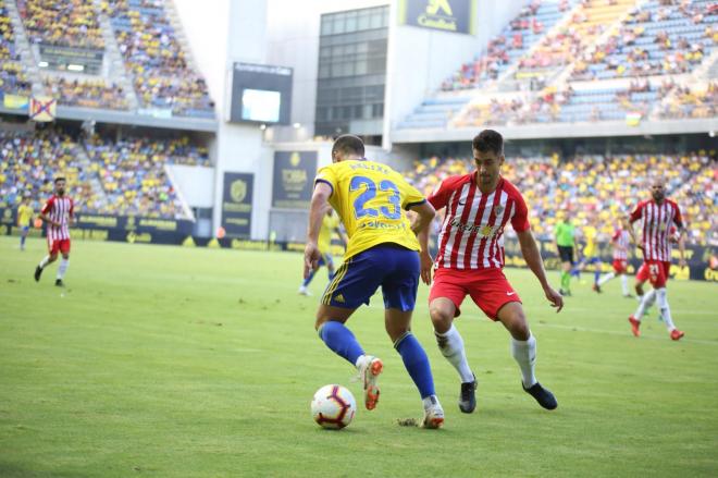 Aketxe, durante un lance del partido ante el Almería (Foto: Cristo García).