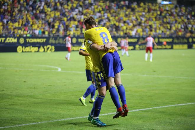 Álex Fernández, contento tras su gol ante el Almería (Foto: Cristo García).
