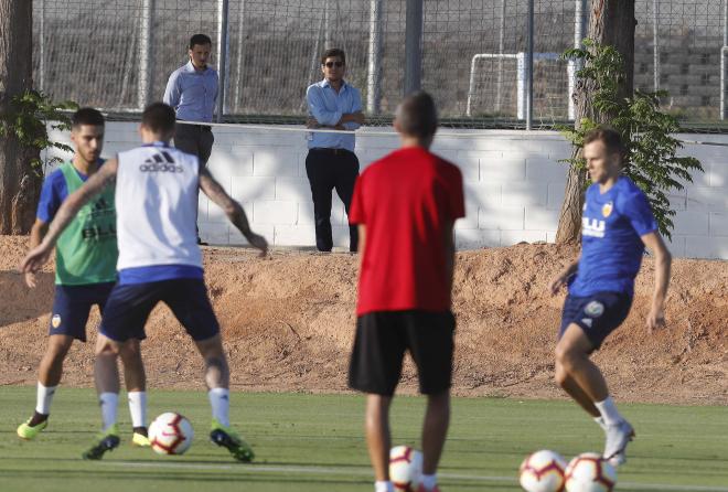 Pablo Longoria y Mateo Alemany presencian un entrenamiento del Valencia CF. (Foto: David González)