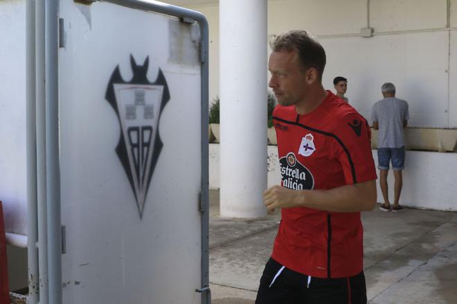 El centrocampista danés Michael Krohn-Dehli salta al césped de la Ciudad Deportiva Andrés Iniesta de Albacete (Foto: RCD).