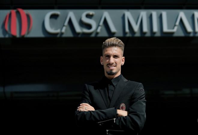 Samu Castillejo, en su presentación con el Milan.
