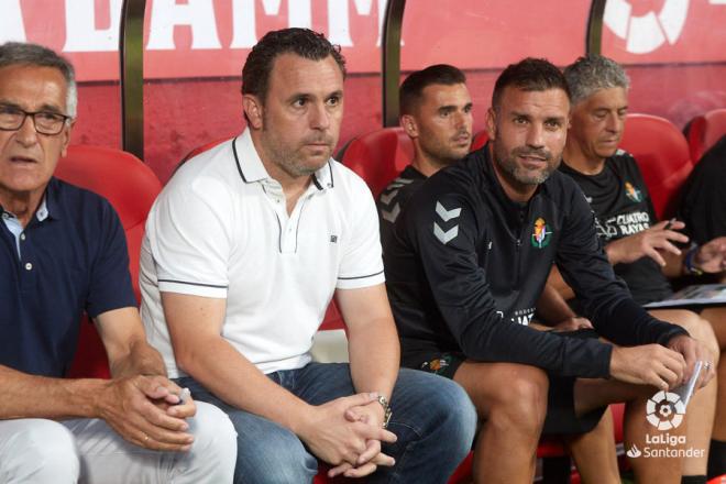 Sergio González, en el banquillo del Estadio de Montilivi