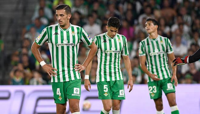 Feddal, Bartra y Mandi se lamentan durante el partido ante el Levante.