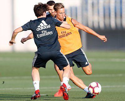 Llorente pugna con un balón con Odriozola en el entrenamiento del Real Madrid.