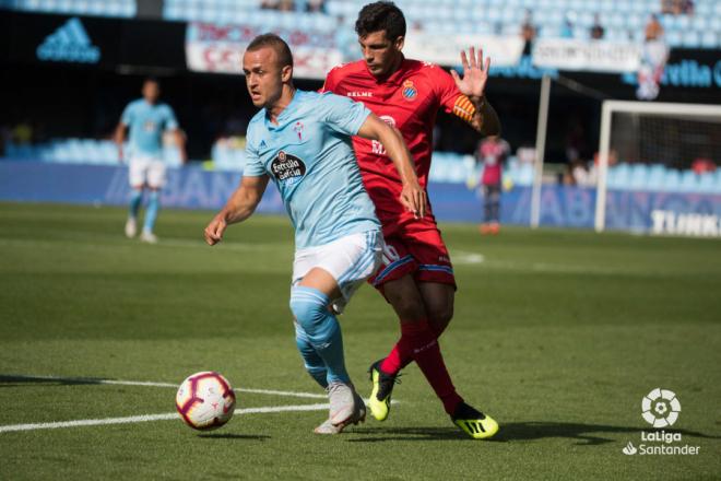 Lobotka se lleva el balón ante Javi López en el Celta-Espanyol (Foto: LaLiga).