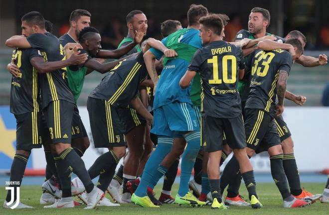 Los jugadores de la Juventus celebran el gol de Bernardeschi.