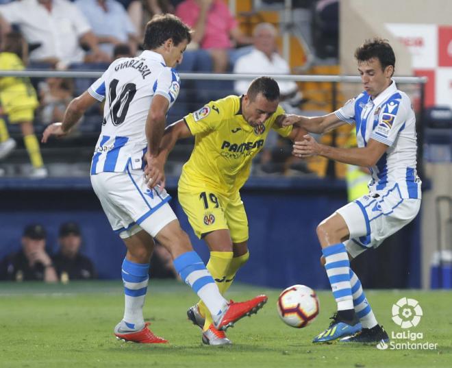 Cazorla intenta llevarse el balón ante Oyarzabal y Rubén Pardo (Foto: LaLiga).