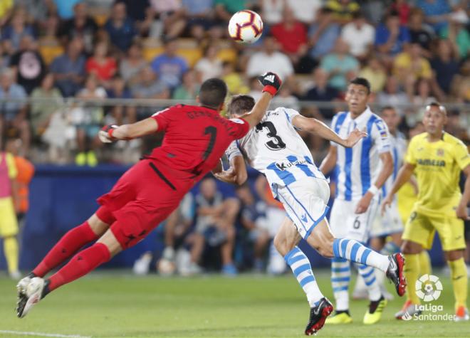Rulli y Diego Llorente despejan un balón en el Villarreal-Real Sociedad (Foto: LaLiga Santander).