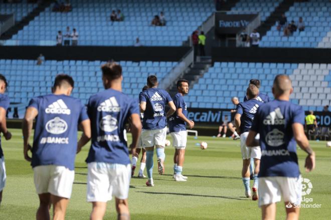 Los jugadores celestes salen a calentar a Balaídos para el Celta-Espanyol (Foto: LaLiga).