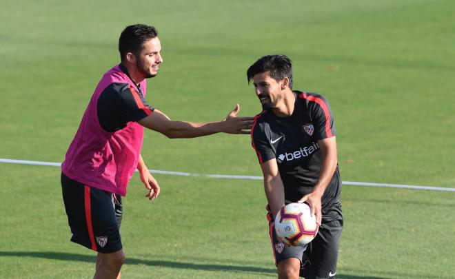 Nolito, junto a Sarabia, en un entrenamiento del Sevilla (Foto: Kiko Hurtado).