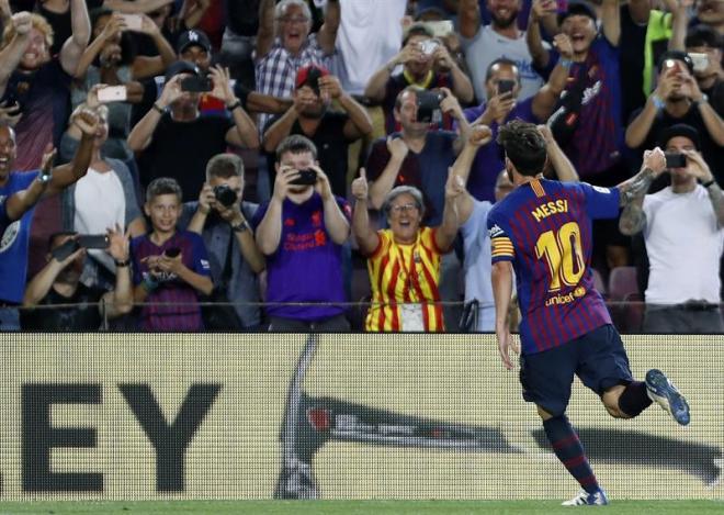 Messi, celebrando uno de sus tantos con la afición del Barça.