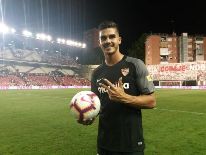 André Silva se queda con el balón en Vallecas. (FOTO: SFC)