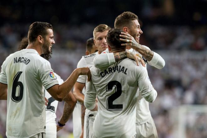Carvajal, Ramos y Nacho festejan un gol del Real Madrid.
