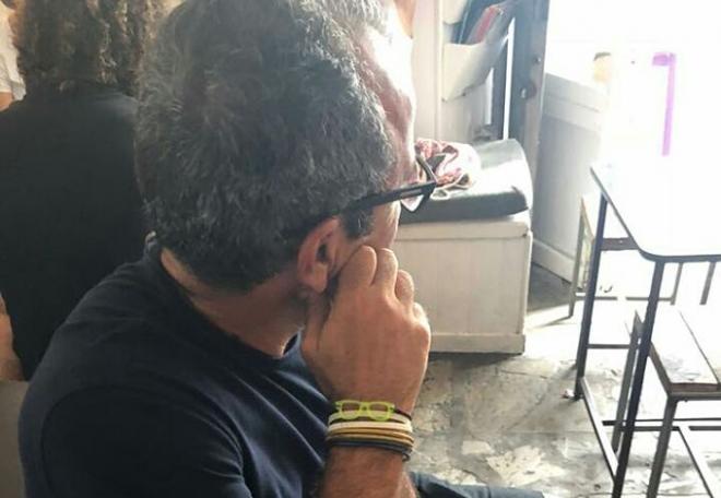 Álvaro Cervera, entrenador del Cádiz, luce una pulsera con forma de gafas por su apodo.