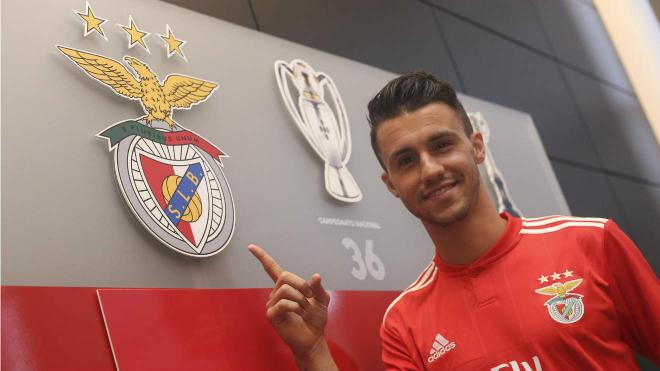 Corchia, con la camiseta del Benfica.