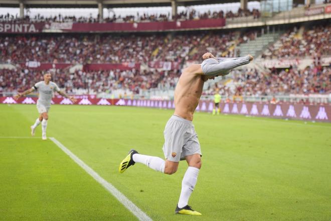 Dzeko celebrando el gol de la Roma.