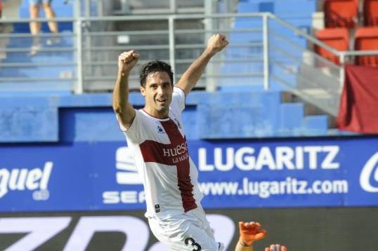 Xabi Etxeita celebra uno de los goles del Huesca en Ipurua (Foto: LFP).