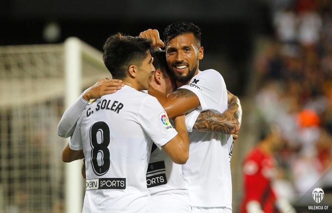 Garay y Soler celebran un gol en Mestalla. (Foto: Valencia CF)