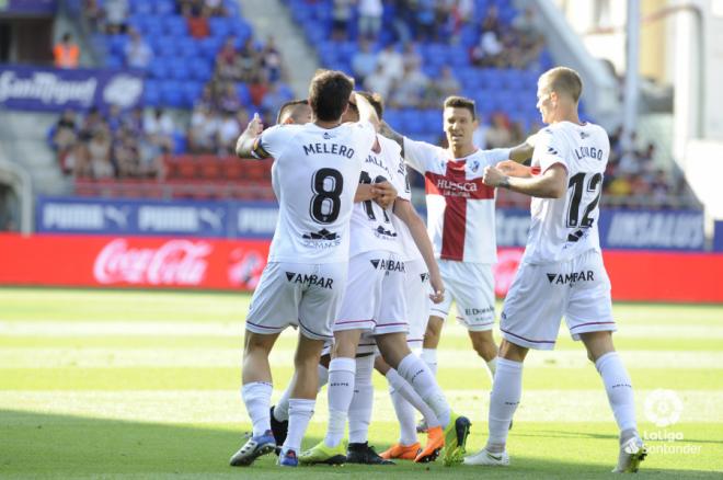 Los jugadores del Huesca celebran uno de los goles de Gallar.
